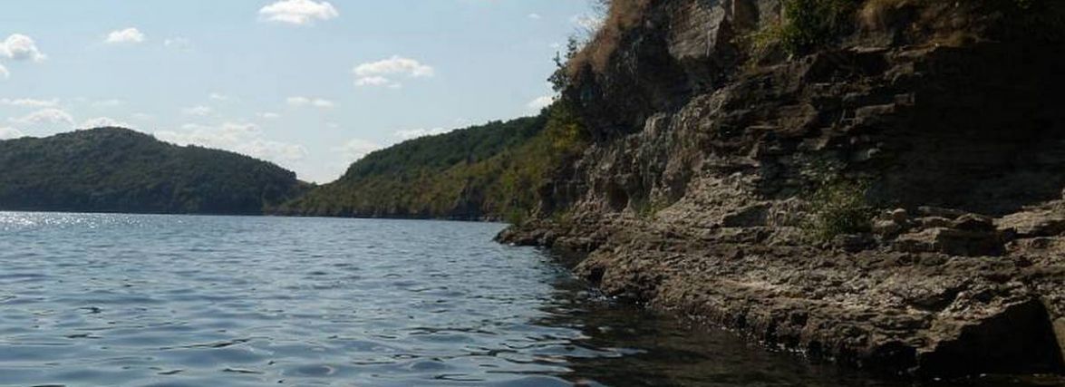На Дністрі рибалка впав зі скелі. Чоловік помер на місці