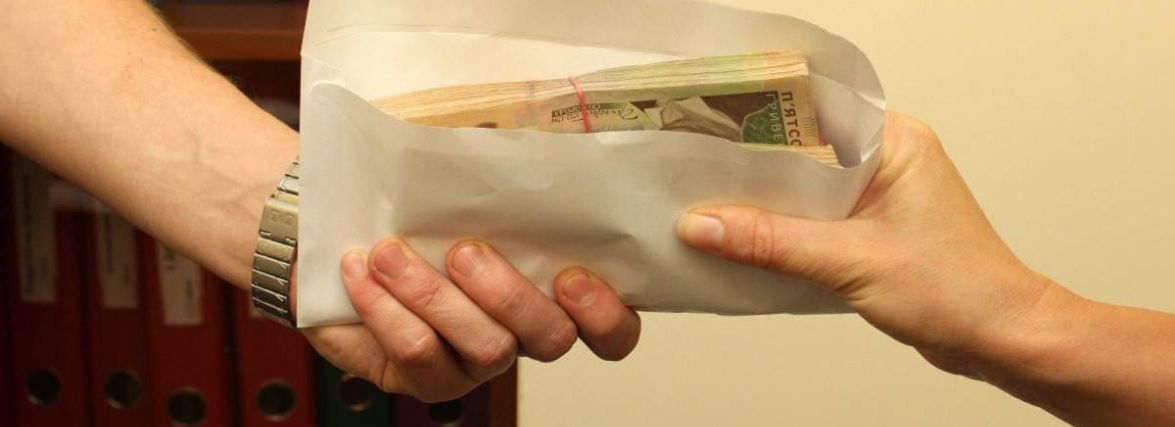 За хабар у 600 доларів судили очільницю тергромади на Хмельниччині