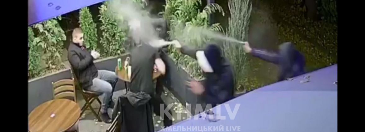 У центрі Хмельницького напали на відвідувачів закладу громадського харчування (ВІДЕО)