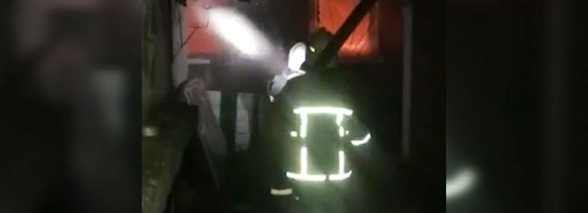 На Хмельниччині в палаючому будинку знайшли два тіла (ВІДЕО)