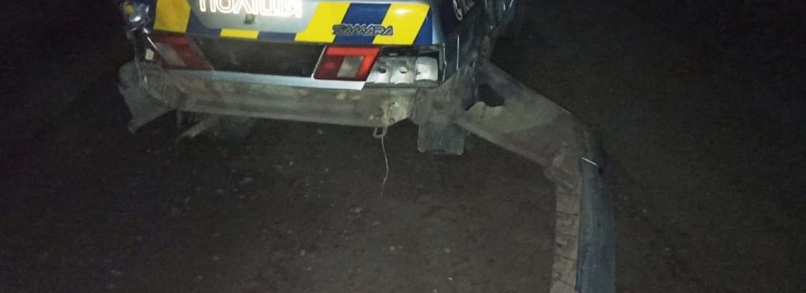 Нічна ДТП на Хмельниччині: водій позашляховика протаранив поліцейське авто і втік