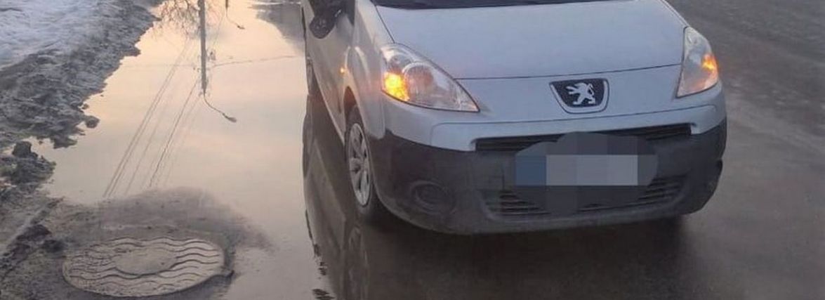 21-річний водій “Peugeot” збив юнака на “зебрі”. У нього відібрали права на рік