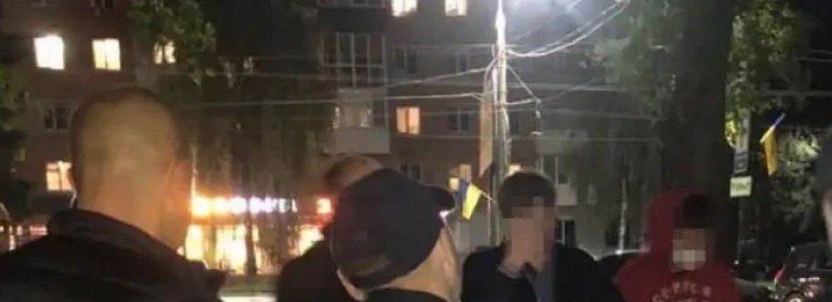 250 доларів за посвідчення водія. Справу патрульного передали до суду