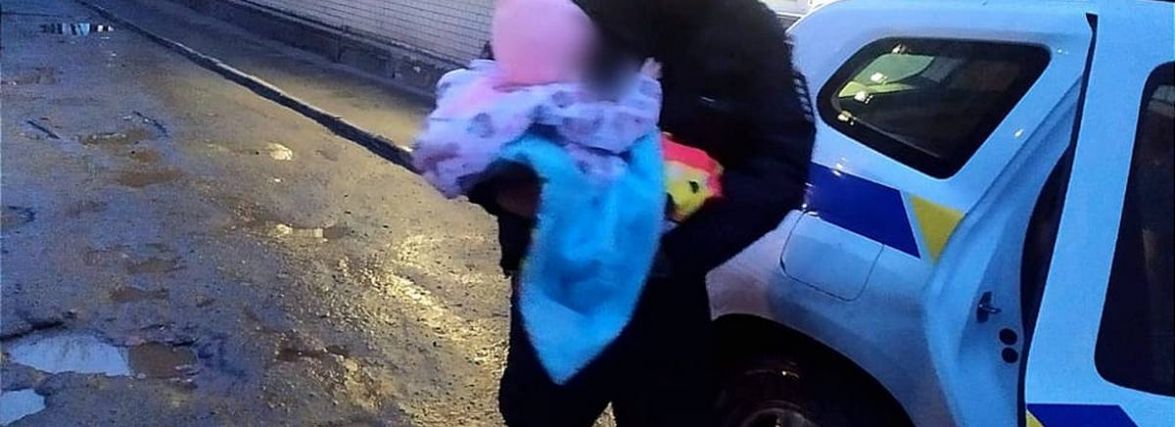 На Хмельниччині поліцейський допоміг врятувати півторарічну дитину