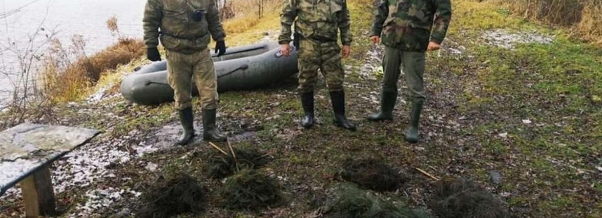 З водосховища на Хмельниччині вилучили півкілометра сіток