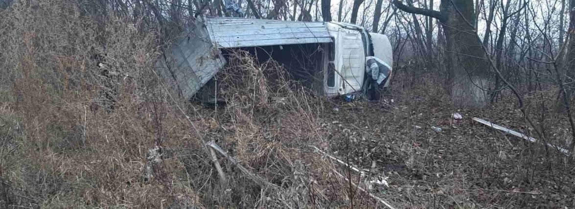На Хмельниччині п’яний водій мікроавтобуса врізався у “ГАЗ”. Загинула жінка