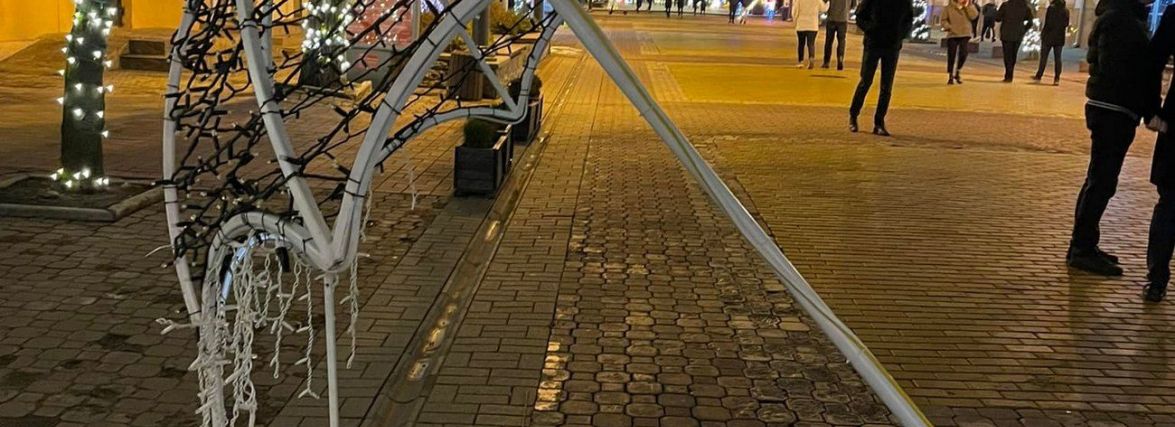 Знайшли чоловіка, який пошкодив новорічну інсталяцію на "стометрівці"