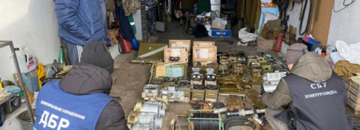 Військовий з батьком розкрали комплектуючі до техніки на мільйон. Їм загрожує до 12 років