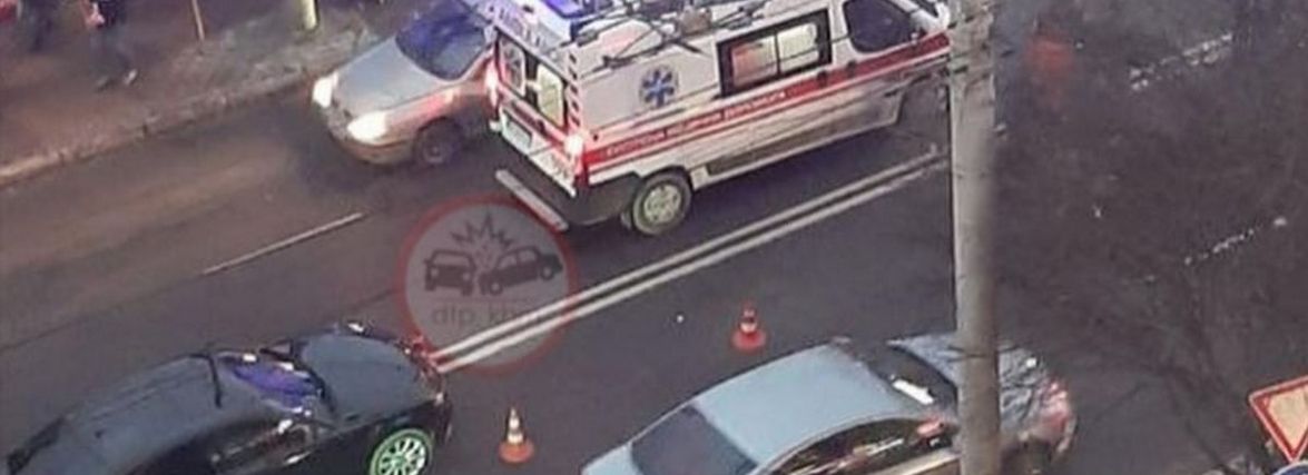 У ДТП на Озерній постраждала жінка