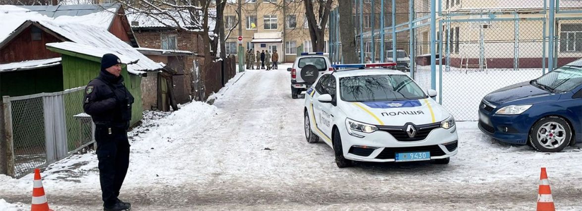 Масова евакуація. У школі Хмельницького шукають вибухівку