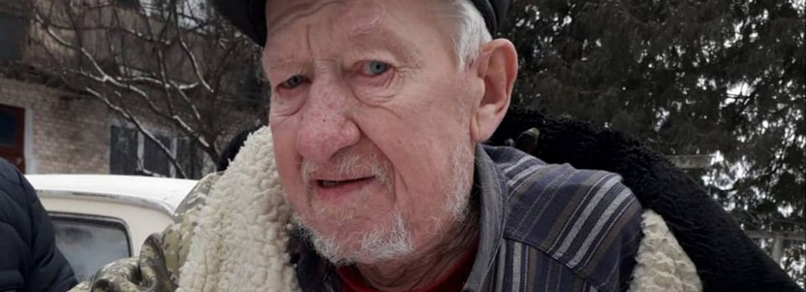 Пішов з дому вночі. Зниклого на Хмельниччині дідуся знайшли у під'їзді