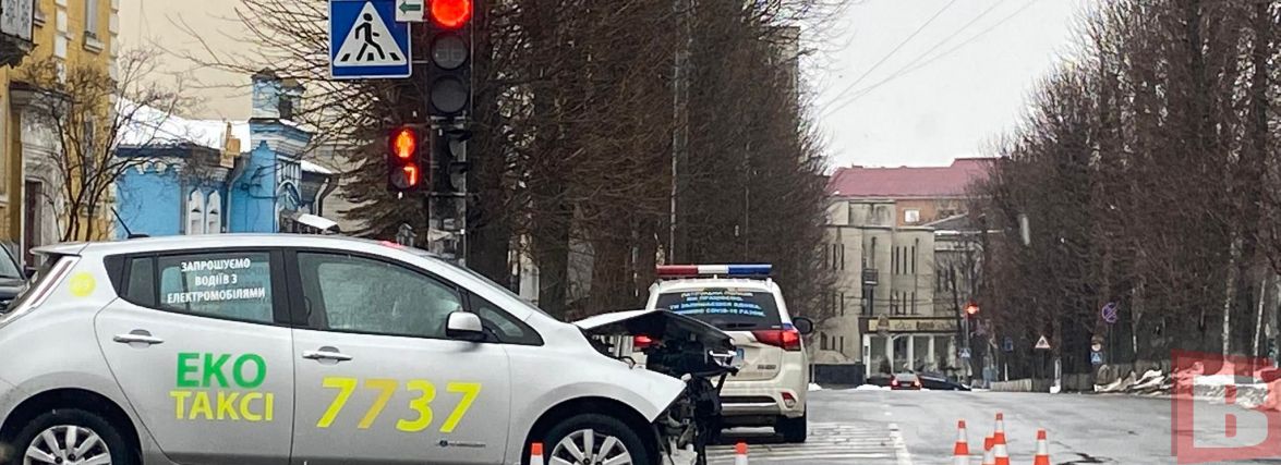 Момент зіткнення "Volkswagen" та "Екотаксі" на Володимирській (ВІДЕО)