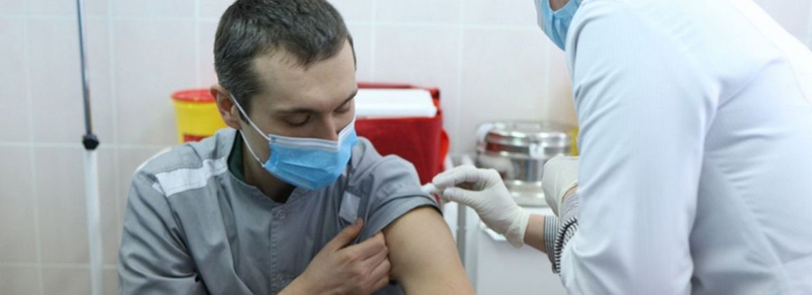 Невакцинованих медиків і комунальників з 31 січня відсторонять від роботи