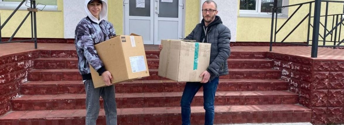 У Хмельницькому для дітей-переселенців вже зібрали понад 100 кілограмів солодощів