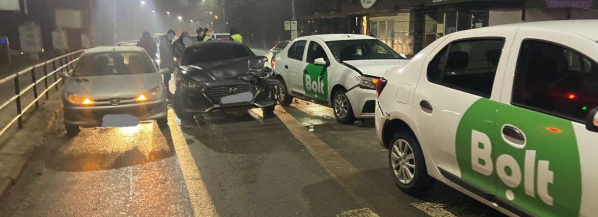 У Хмельницькому в ДТП потрапили два авто таксі Bolt