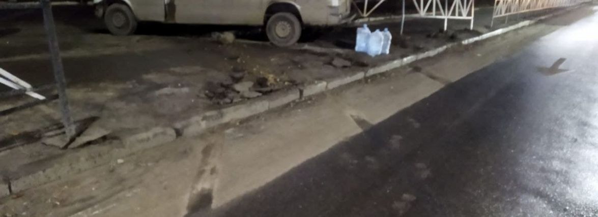 На проспекті Миру "Mercedes" в'їхав у паркан