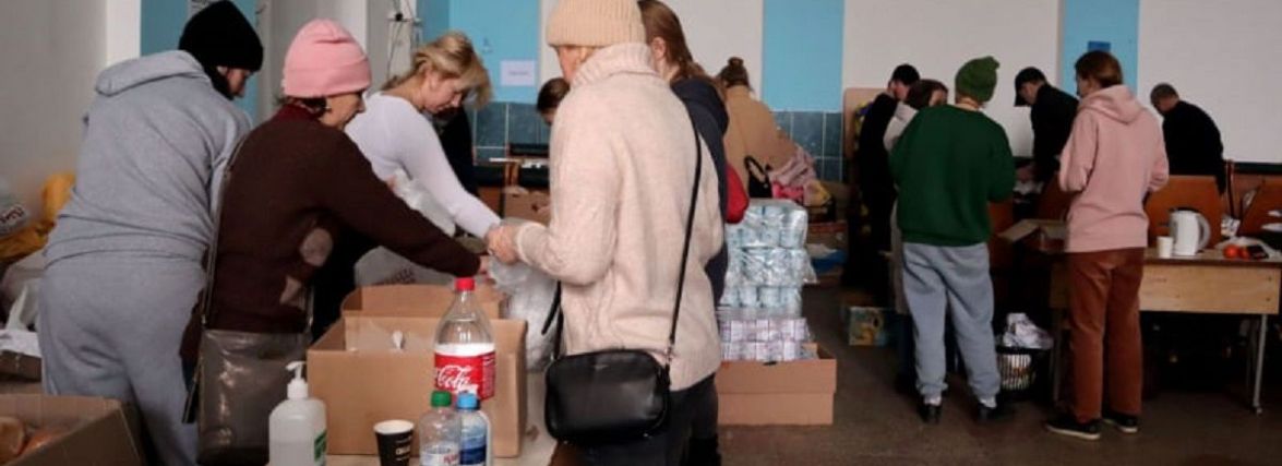 Канапки, психологічна допомога і транспорт: як зустрічають переселенців на залізничному вокзалі