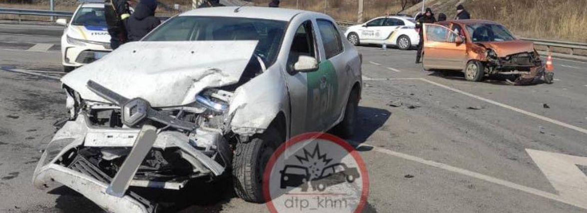 Неподалік Хмельницького в ДТП потрапило авто таксі