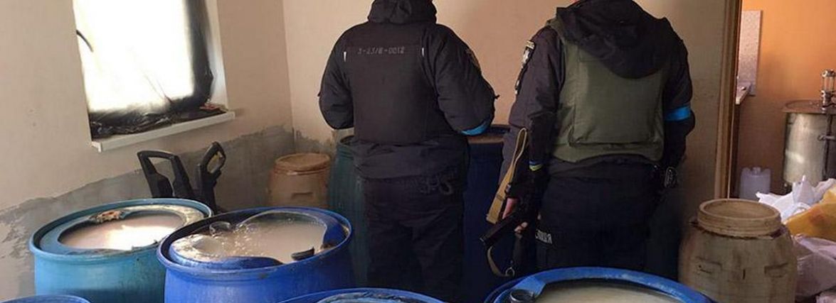 У мешканця Старокостянтинова знайшли понад 4 тисячі літрів браги та самогону