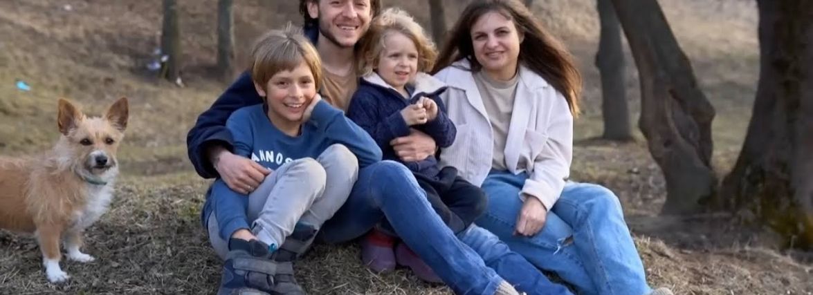 Маленький Леон, який своїм співом піднімає дух українців, живе на Хмельниччині