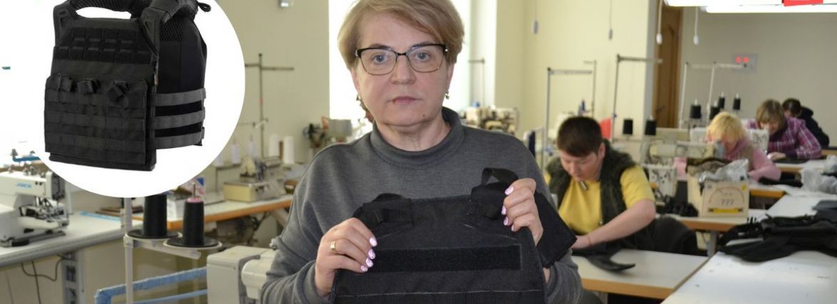 “Шили плитоноски за обіди”. Як у Хмельницькому вдягають воїнів на передову (РЕПОРТАЖ)