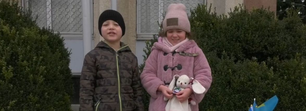 Діти продають іграшки посеред Хмельницького, щоб зібрати кошти для захисників