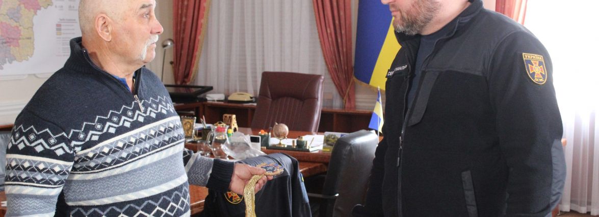 Ветеран гирьового спорту з Хмельниччини виставив свої трофеї на благодійний аукціон