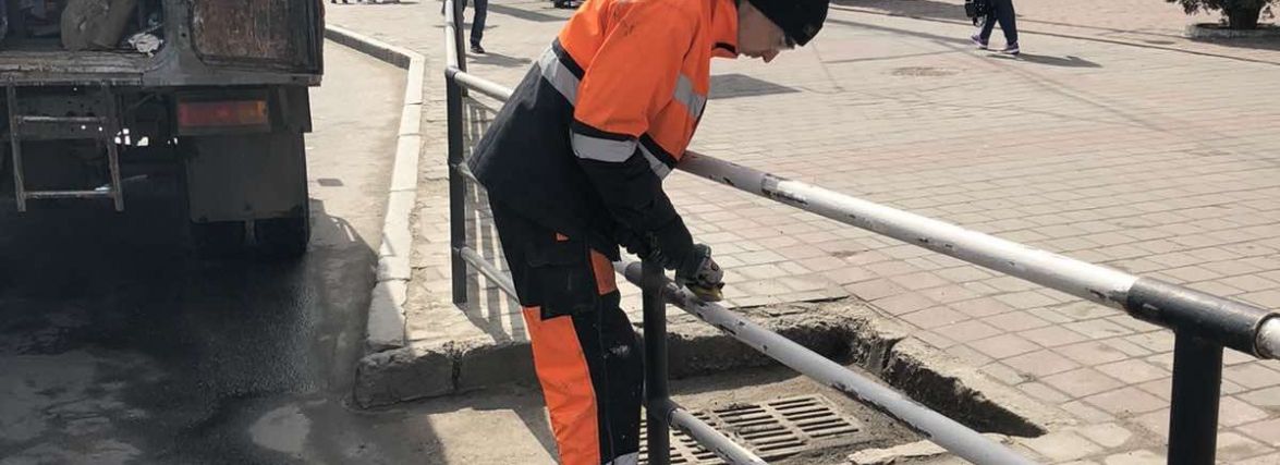 У Хмельницькому миють та фарбують огорожі вулиць