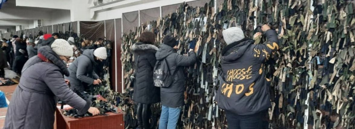 Хмельничан та переселенців закликають долучитись до плетіння маскувальних сіток для ЗСУ (ФОТО)