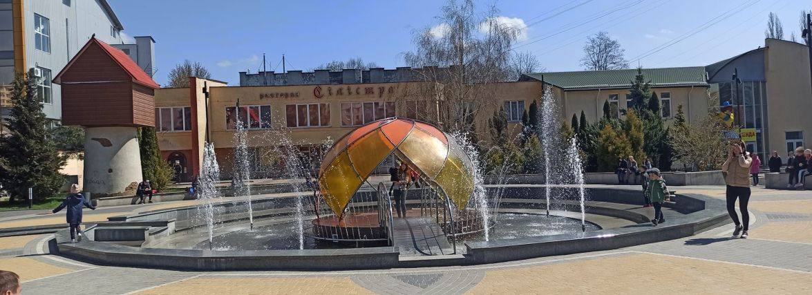 У Хмельницькому увімкнули фонтани (ФОТО)