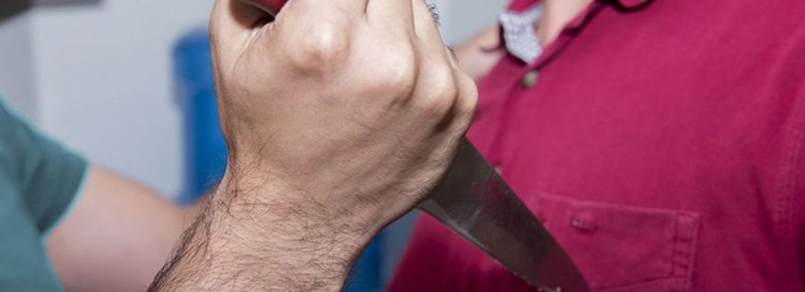 На іменини - ніж в серце: жителя Хмельниччини засудили за вбивство коханої