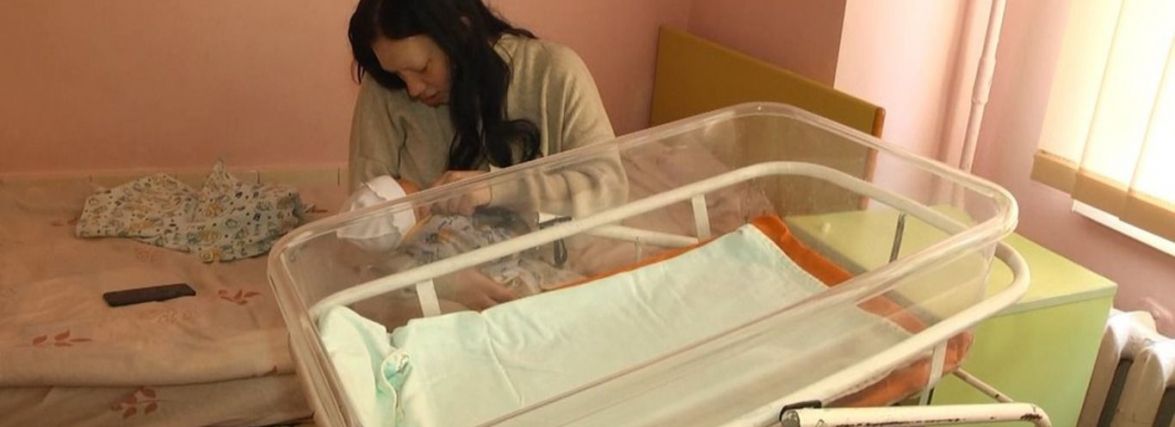 Гроші або речі: на Хмельниччині не вистачає «Бебі-боксів» для всіх малят