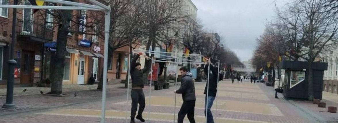 Пічки та “їжаки-неваляшки”: розповідаємо, як волонтерять у Хмельницькому