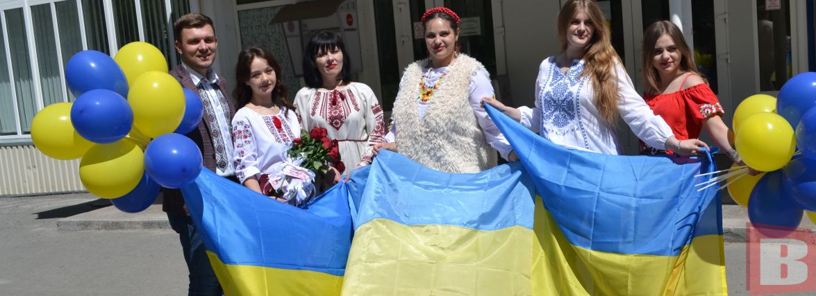 У вишиванки - з пелюшок. У Хмельницькому вітали новоспечених матусь