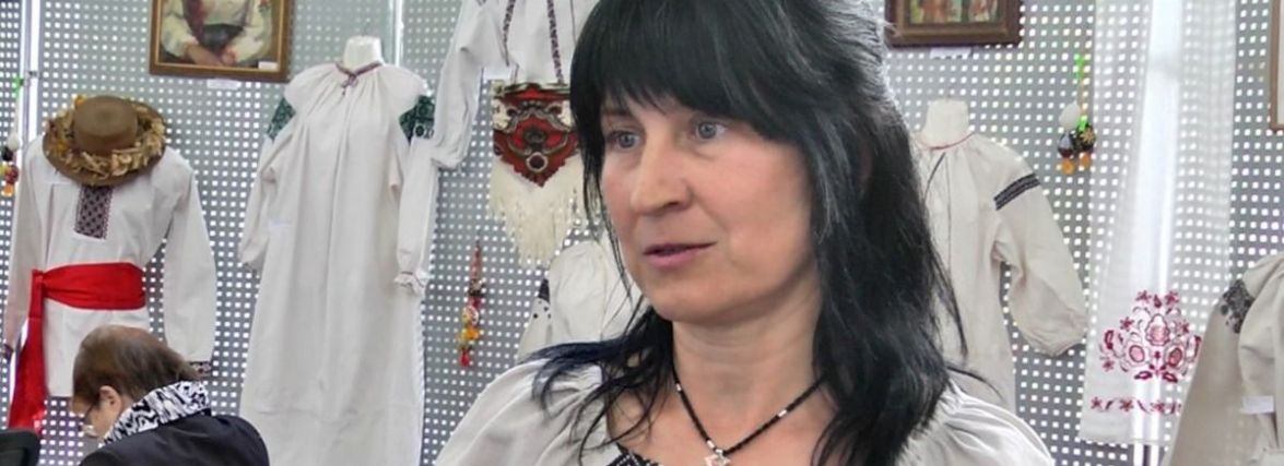 Солярні символи та богиня у формі тризубу: в Хмельницькому відкрилась виставка вишитої сорочки (ВІДЕО)