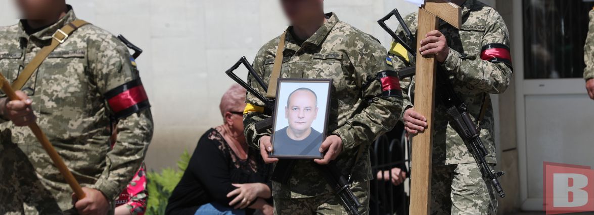«Як дітям рости без батька?» У Хмельницькому попрощалися з військовим Миколою Глєбічевим (ФОТО)