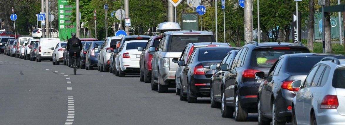 На Хмельниччині влаштували імпровізований концерт у черзі до АЗС
