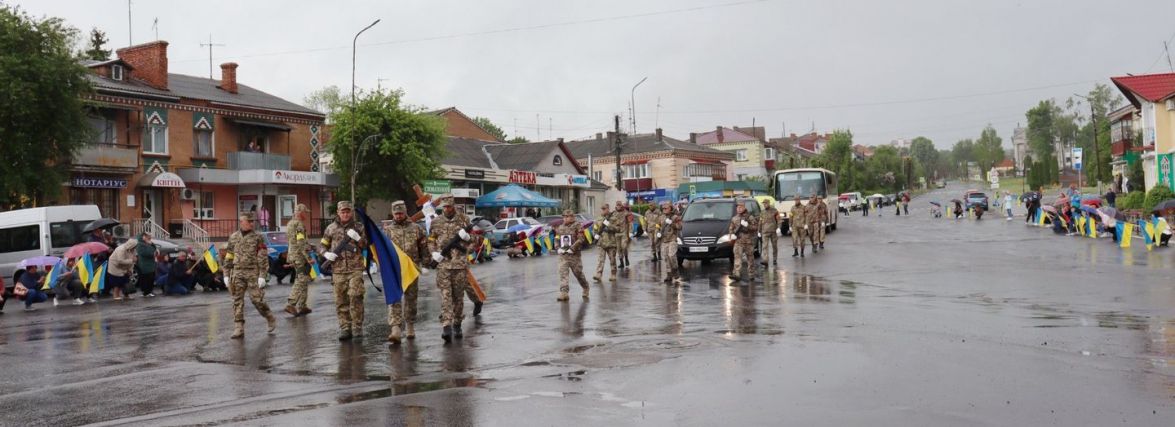 Йому назавжди залишиться 21: на Хмельниччині попрощались з Ярославом Комаровим