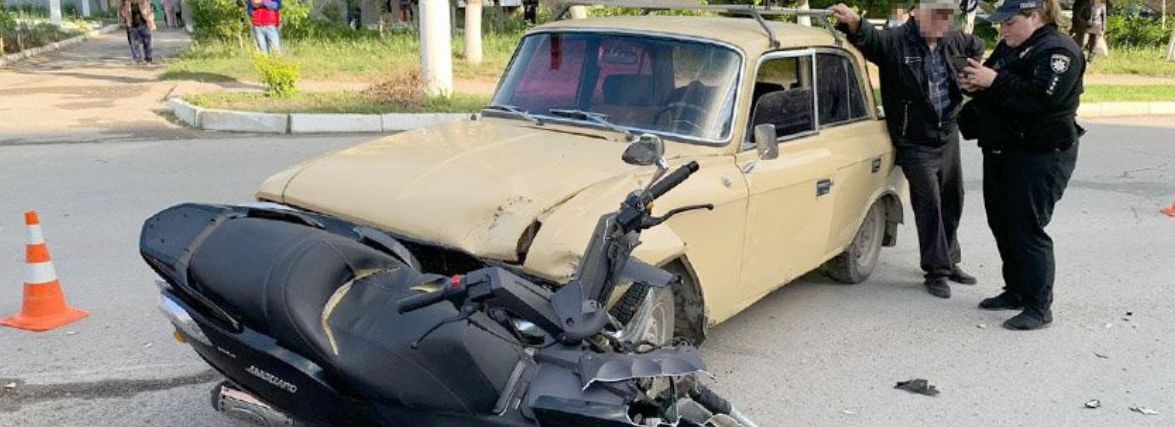 На Хмельниччині “Москвич” зіштовхнувся з мотоциклом. 20-річний юнак в лікарні
