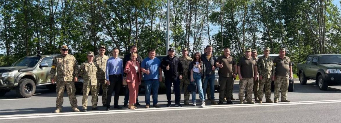 Їдуть хлопці бити русню: Хмельниччина передала на Схід 12 автівок