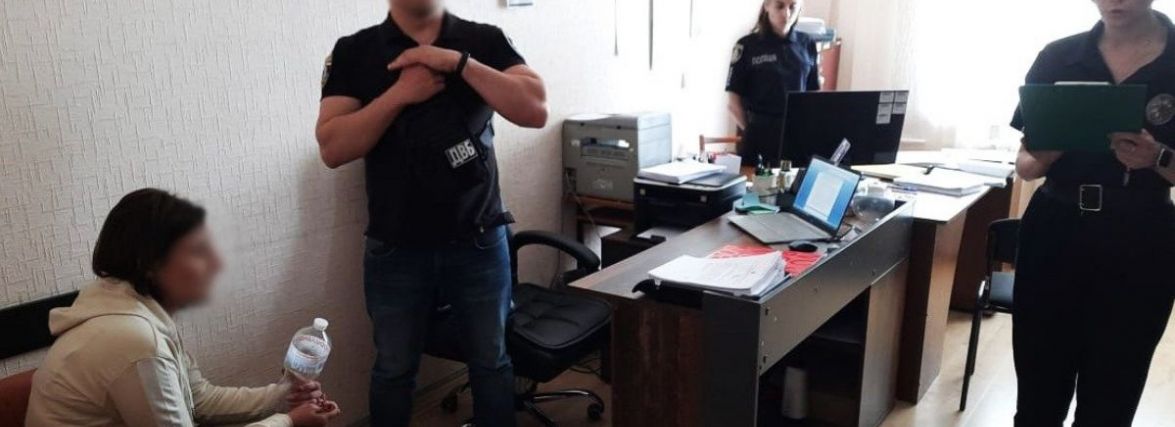 Хмельничанку спіймали на передачі хабаря в 2 тисячі доларів