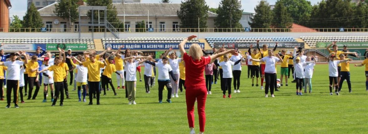 У Хмельницькому організували уроки футболу для дітей-переселенців
