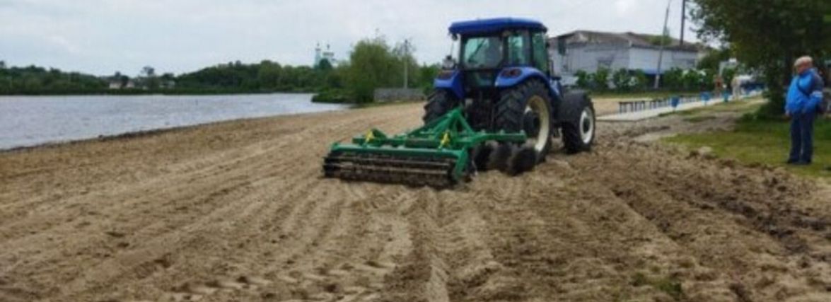 На Хмельниччині пляж вкрили «золотим» піском