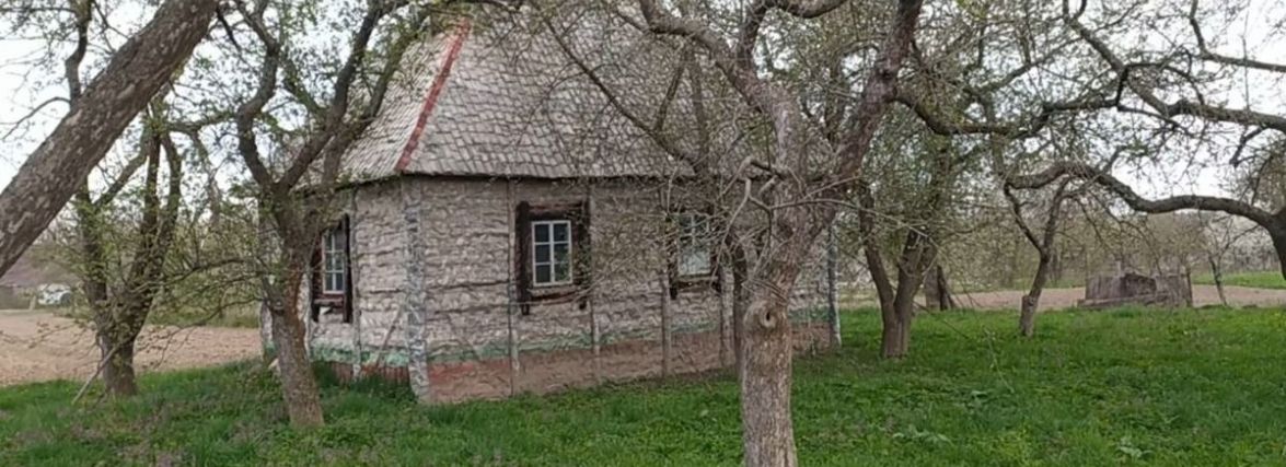 Чоловік з Хмельниччини збудував хату-музей з пляшок та дерева