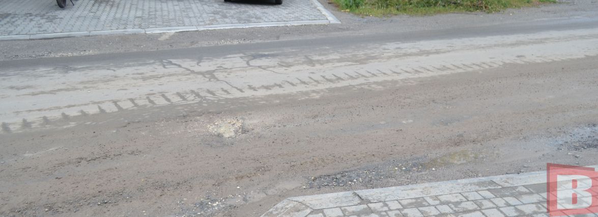 На Озерній бульдозером пошкодили асфальт. Запитали про це у влади та поліції (ФОТО)