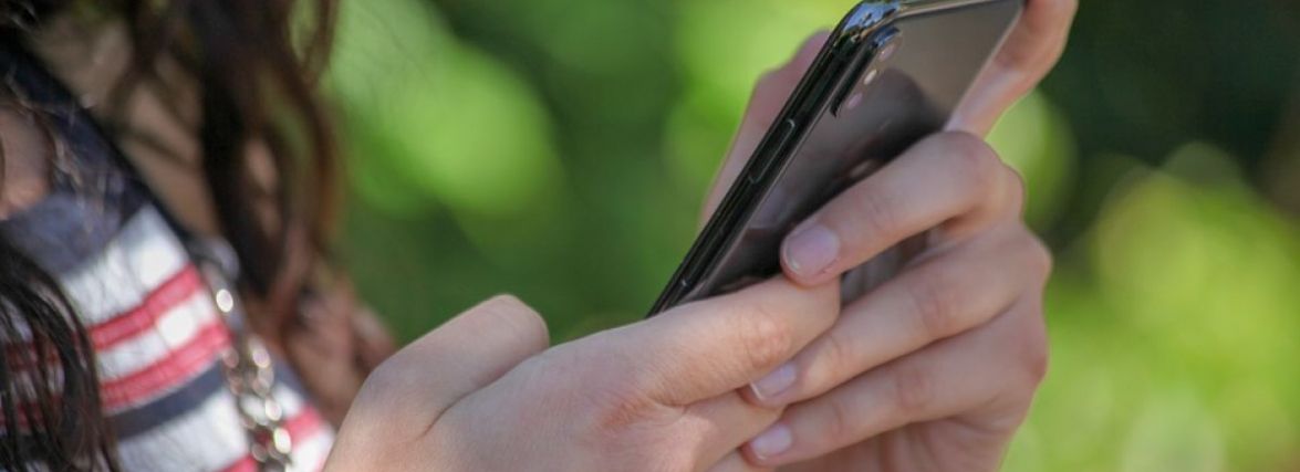 У Красилові шахрайка здала позичений телефон до ломбарду