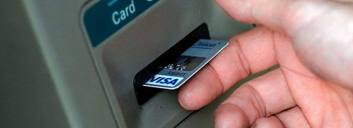 Купляв техніку і продукти. На Хмельниччині шахрай вкрав з чужої картки 12 тисяч