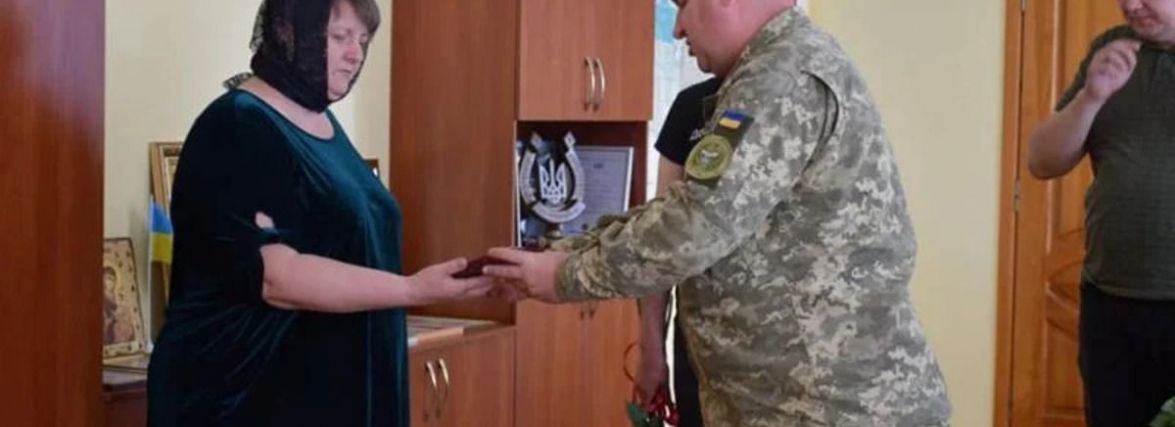 Мама курсанта з Хмельниччини отримала посмертну нагороду сина (ФОТО)