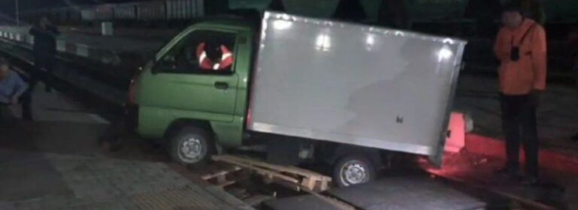 Не тямив, що робить: у Кам’янці п’яний катався вантажівкою по залізничних коліях (ВІДЕО)