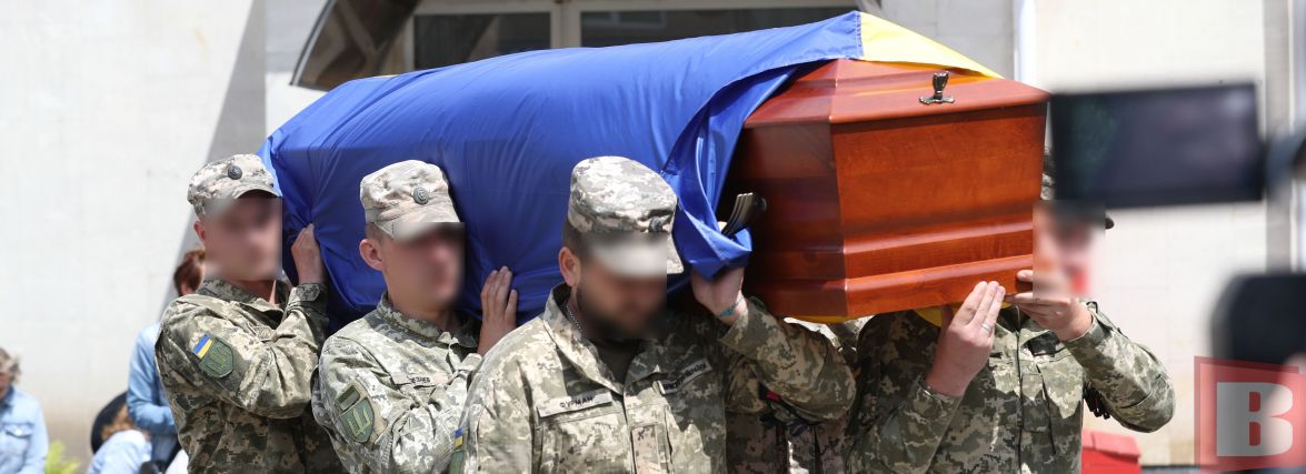 «Був сміливим чоловіком»: хмельничани попрощалися з загиблим військовим Олександром Заборським (ФОТО)